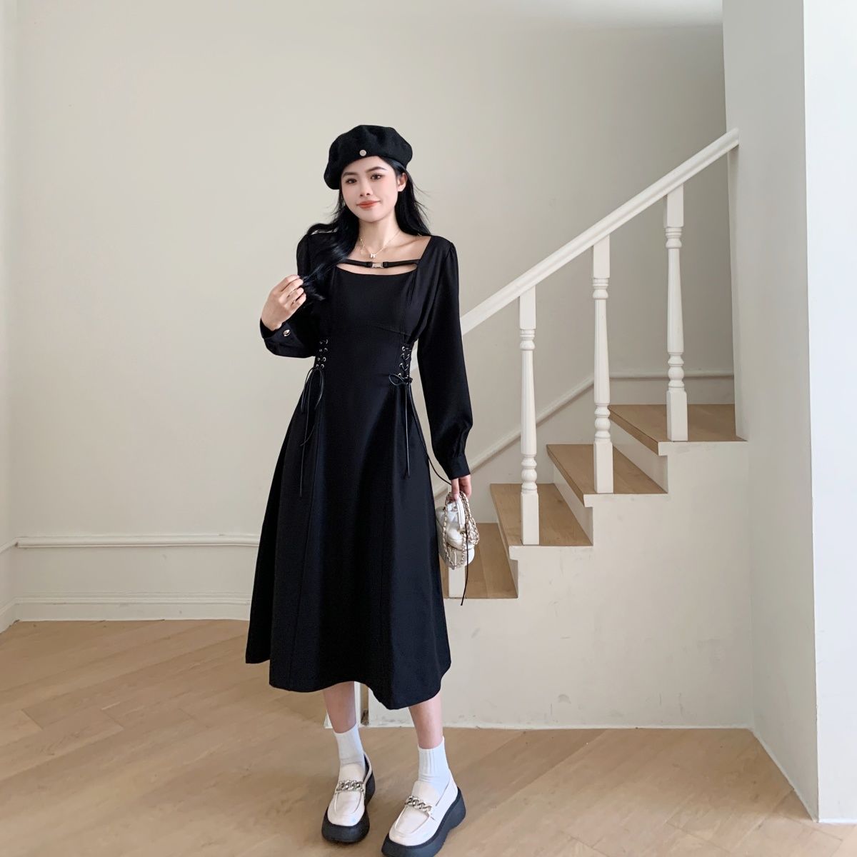 法式大碼設計感綁帶方領連衣裙女秋季新款胖mm收腰顯瘦遮肉小黑裙