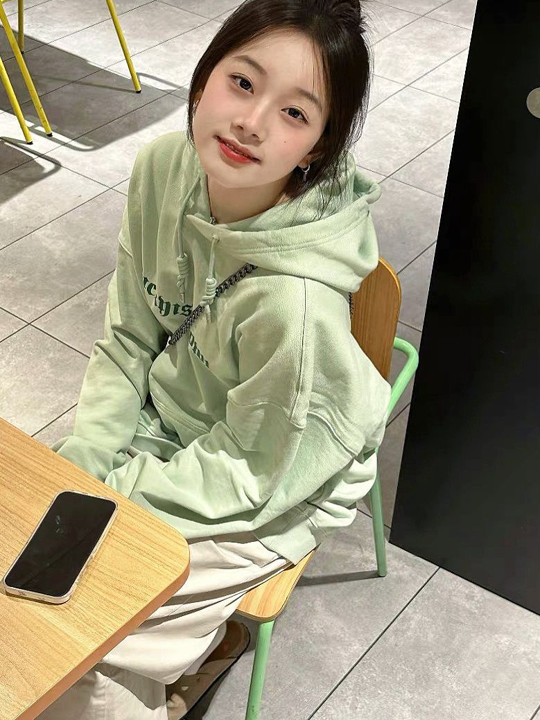 慵懶風奶綠色連帽衛衣女冬季加絨加厚高級感寬鬆百搭印花套頭上衣