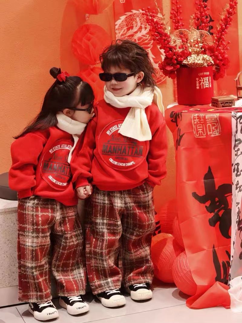 New winter products for boys and girls plus velvet suits for New Year greetings, handsome sweatshirts, jackets for children and babies, trendy New Year plaid pants