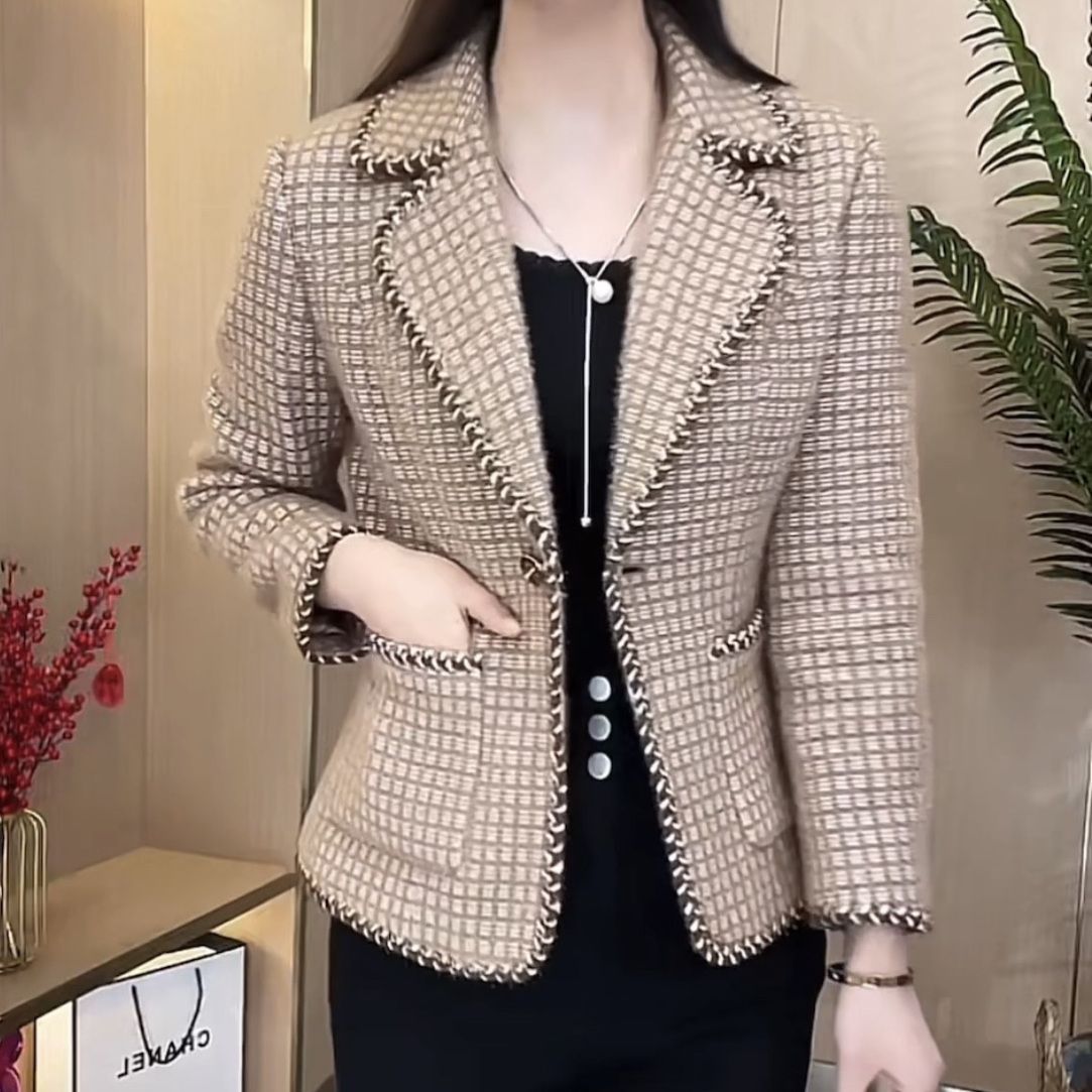 高檔貴妃絨外套女短款2023新款秋冬洋氣輕奢時尚加厚格子外穿上衣