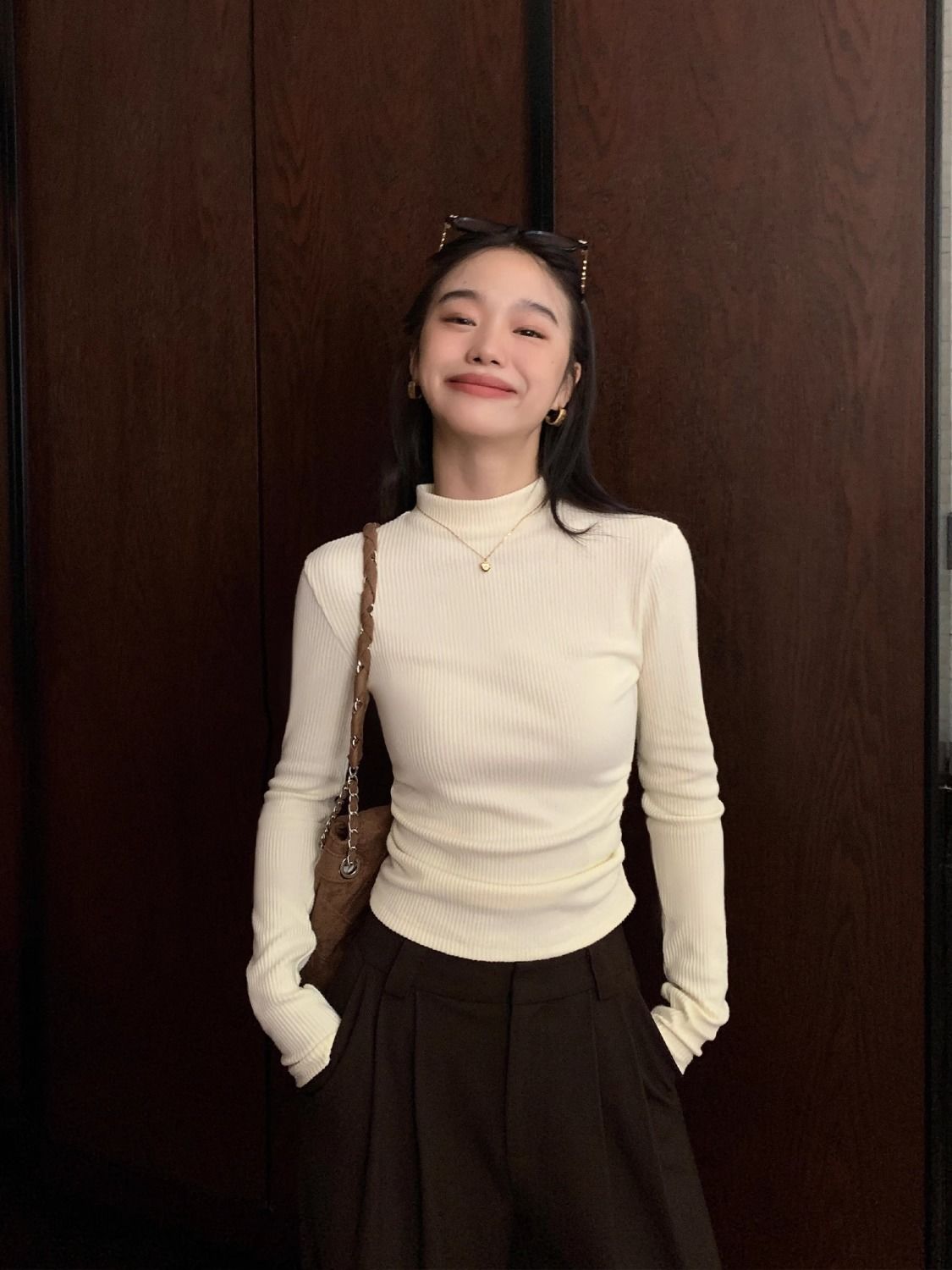 純欲風黑色半高領德絨針織衫女秋冬設計感收腰顯瘦短款打底衫上衣