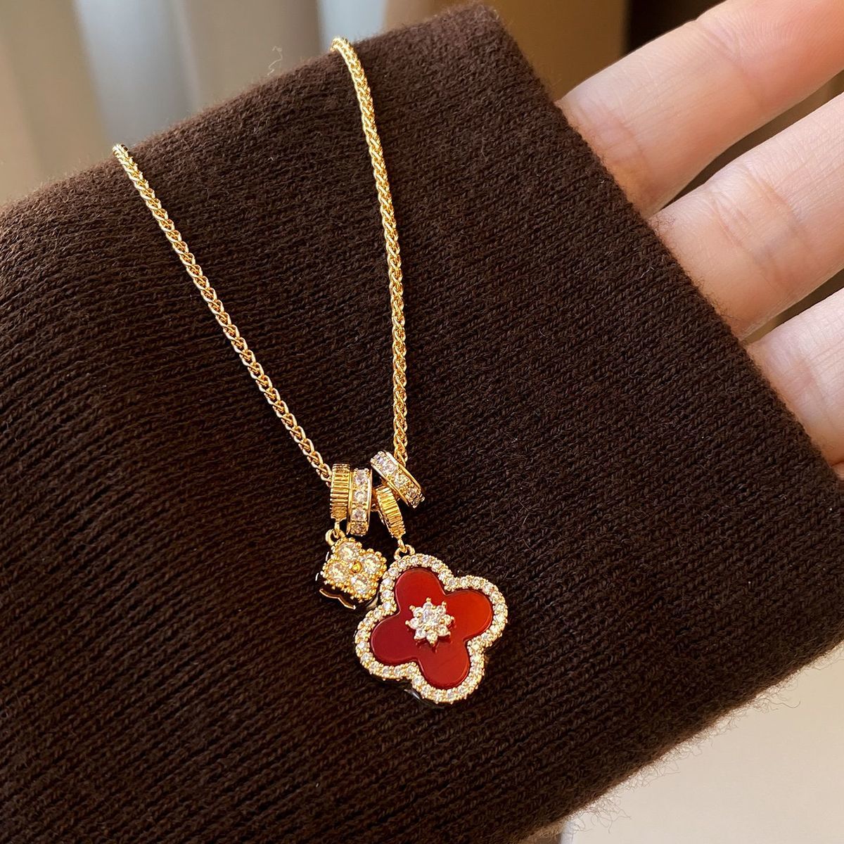 Rode klaver hanger ketting voor dames, elegant luxe sieraad_voghion.com
