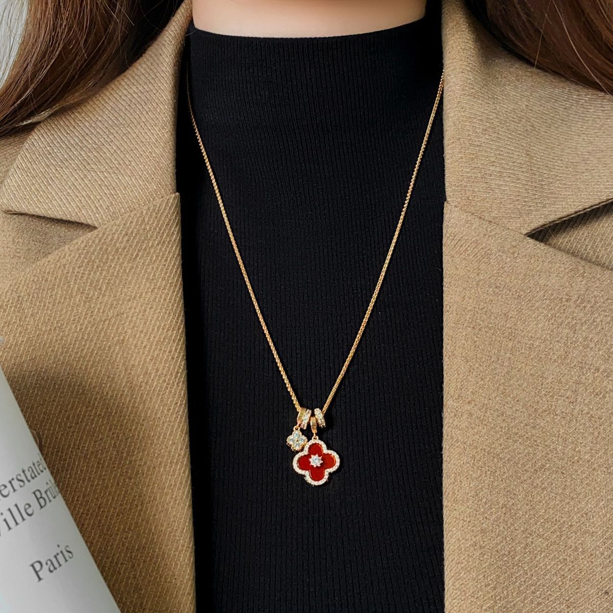 Rode klaver hanger ketting voor dames, elegant luxe sieraad_voghion.com