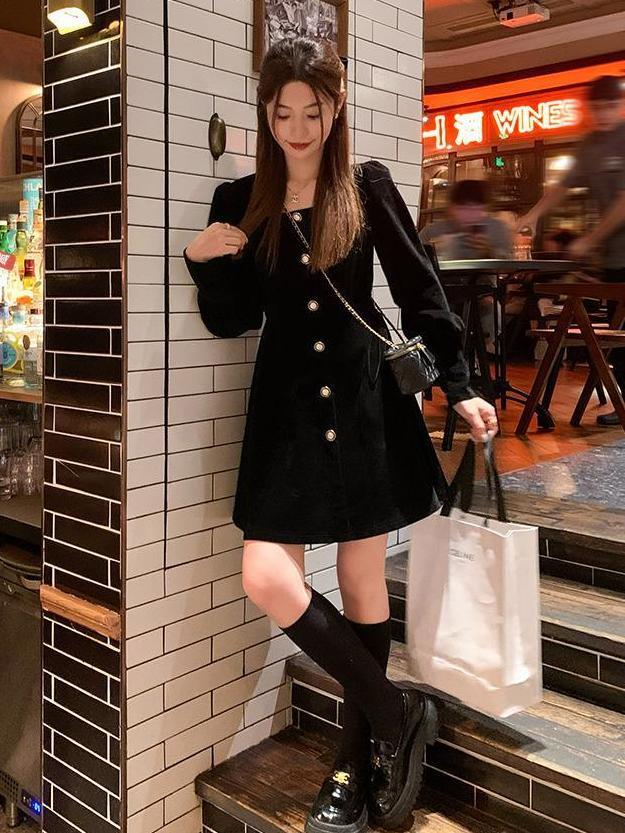 法式方領赫本風小黑裙秋冬新款洋氣時尚小眾氣質名媛遮肉顯瘦短裙