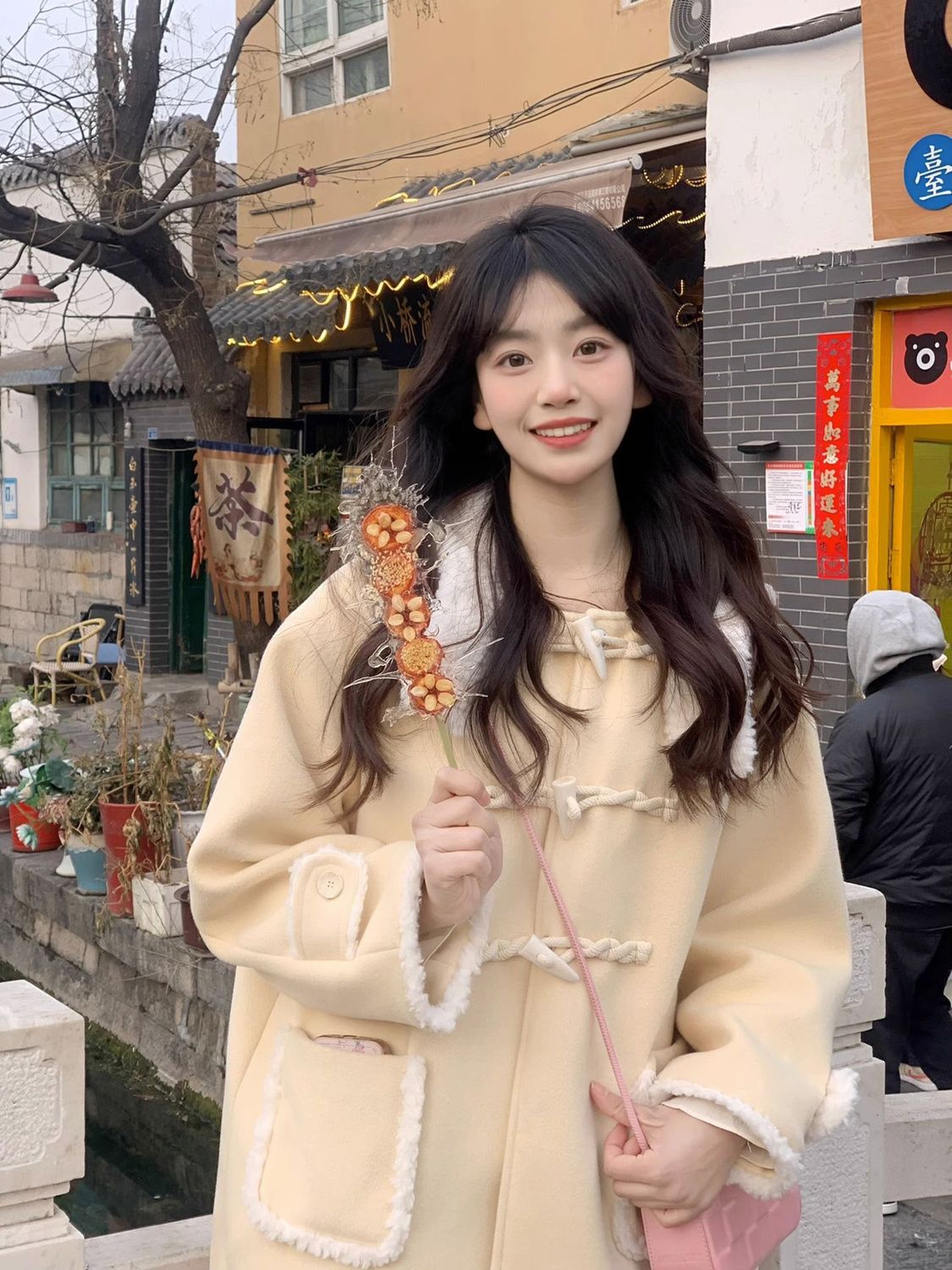 反季羊羔毛連帽牛角扣毛呢外套女秋冬季小個子中長款黃色呢子大衣