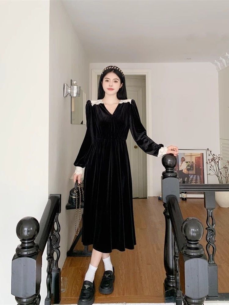 大碼高級感蕾絲拼接絲絨連衣裙女秋冬胖mm高腰顯瘦赫本風小黑裙潮