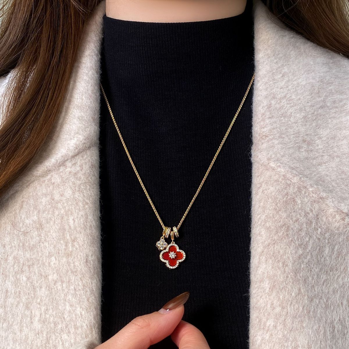 Rode klaver hanger ketting voor dames, elegant luxe sieraad_voghion.com