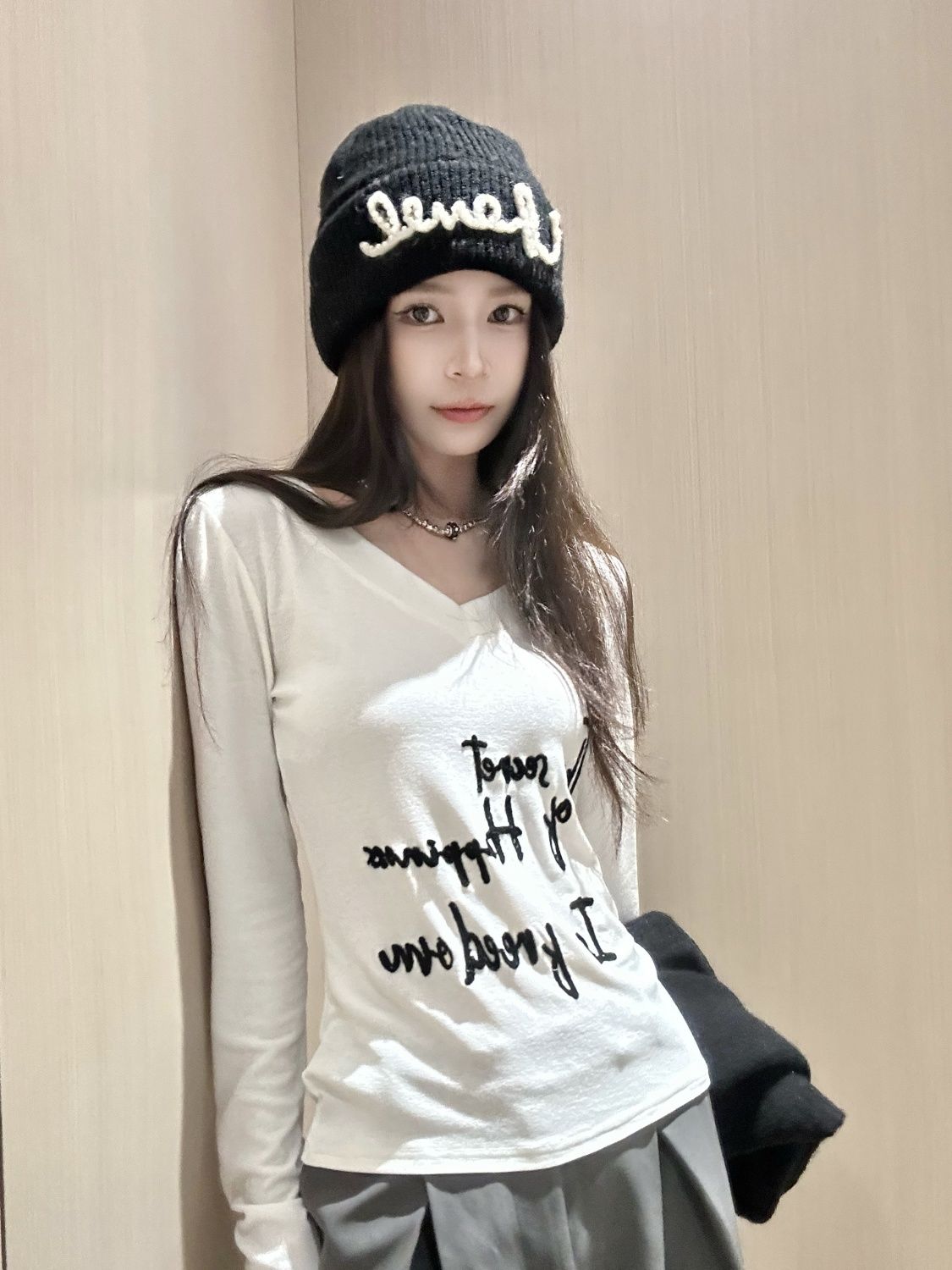 甜辣妹小眾白色字母印花正肩v領長袖T恤女秋季修身短款打底衫上衣