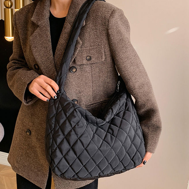 秋冬季大容量學生通勤單肩托特包包女2024新款斜挎復古黑色棉服包
