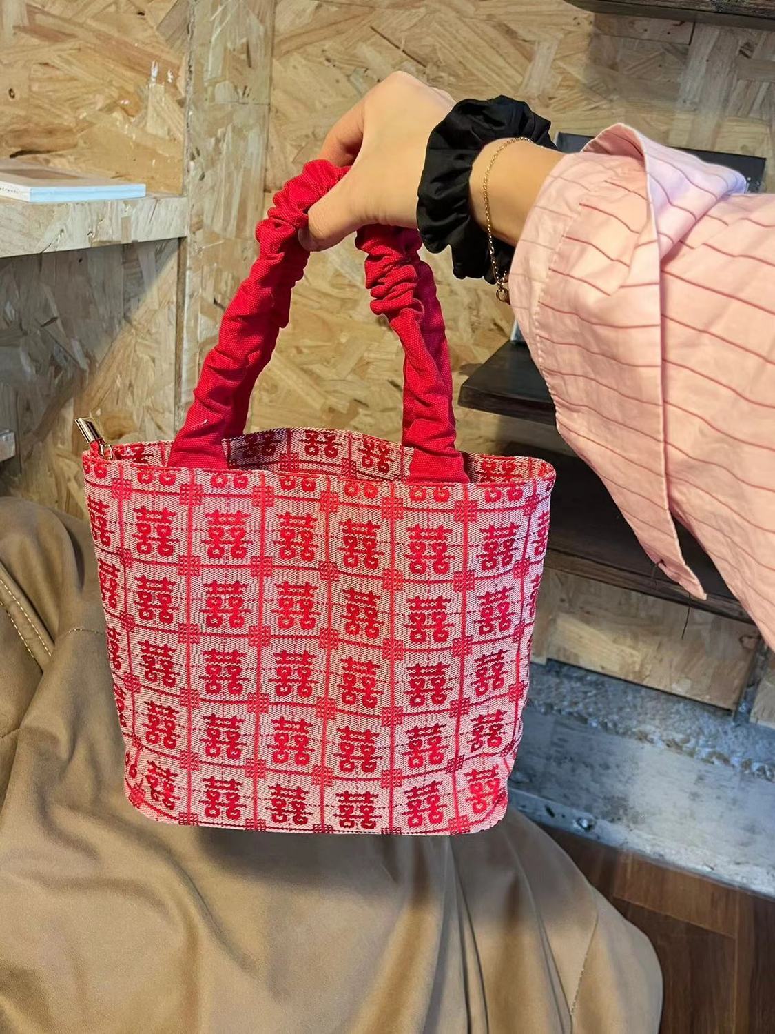 Xiaohongshu’s same souvenir with 囍 characters for the bride, big red wedding bag, bridesmaid’s handbag, new Chinese style wedding bag