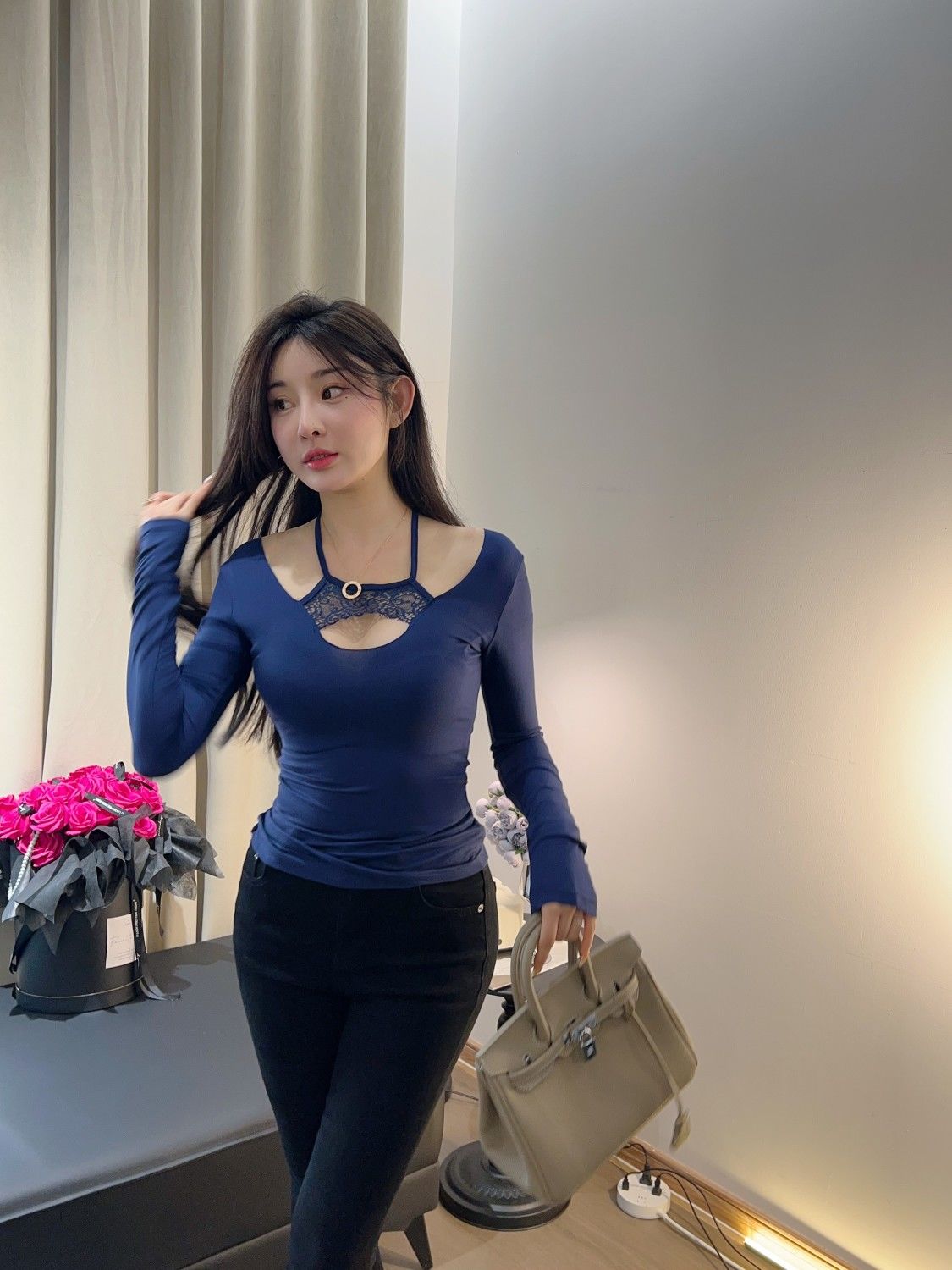 不一樣的小眾打底藏青掛脖蕾絲2023新款純欲風鏤空修身顯瘦上衣女