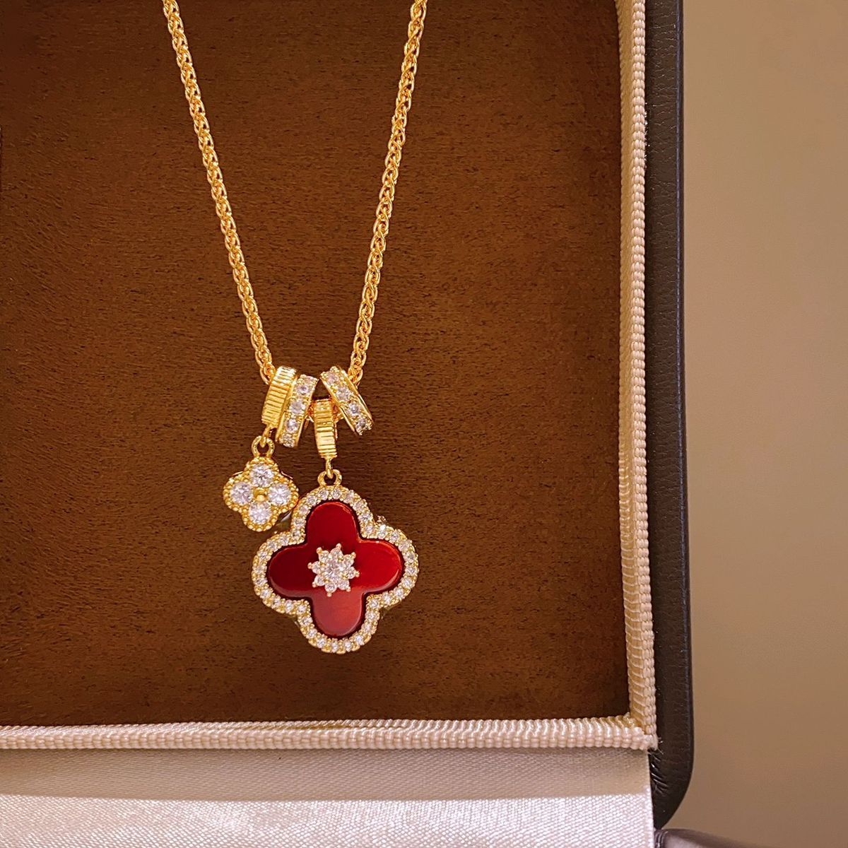 Rode klaver hanger ketting voor dames, elegant luxe sieraad_voghion.com