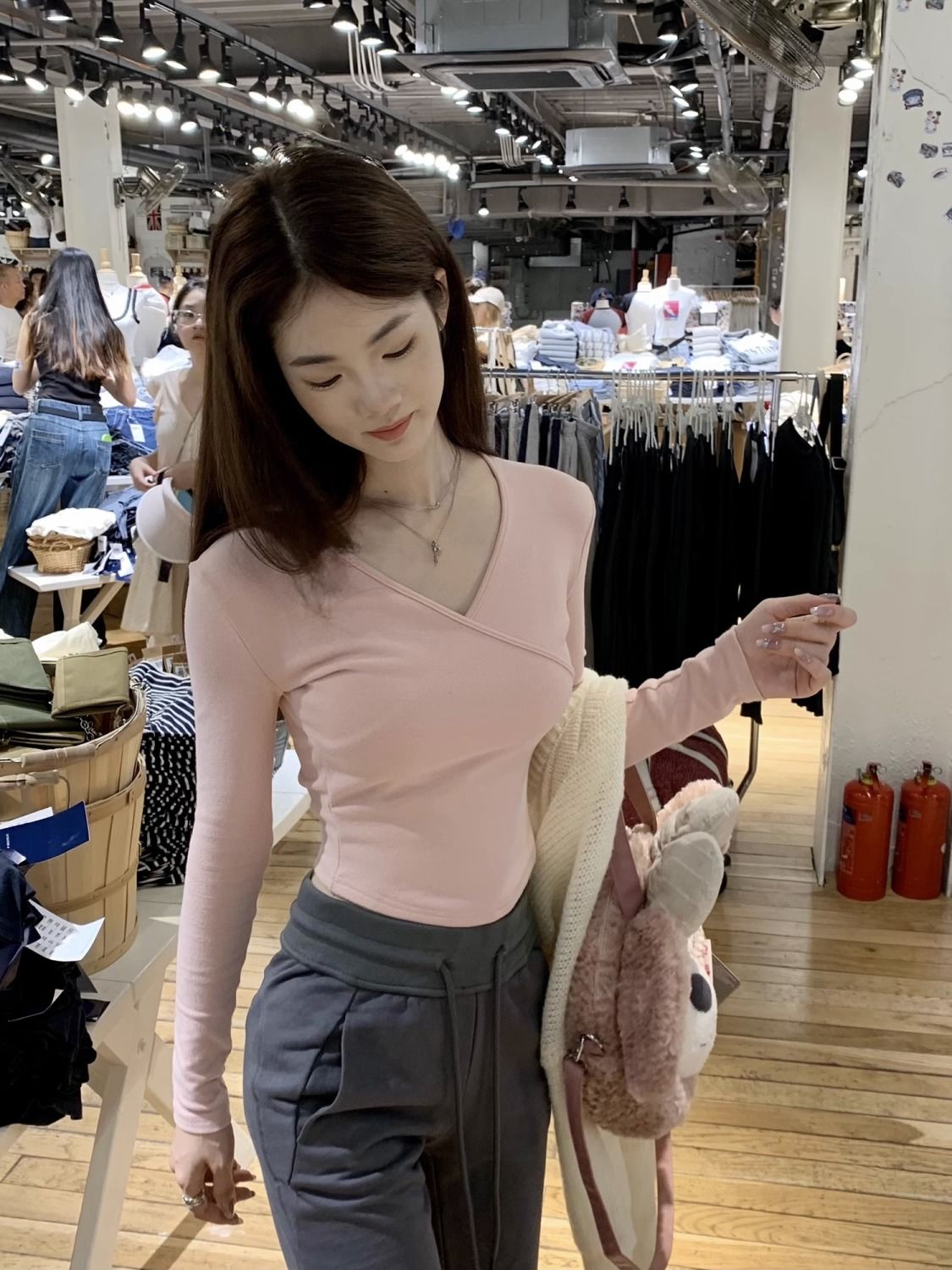 法式鎖骨打底衫女秋冬季顯瘦v領交叉德絨磨毛純欲修身長袖上衣ins