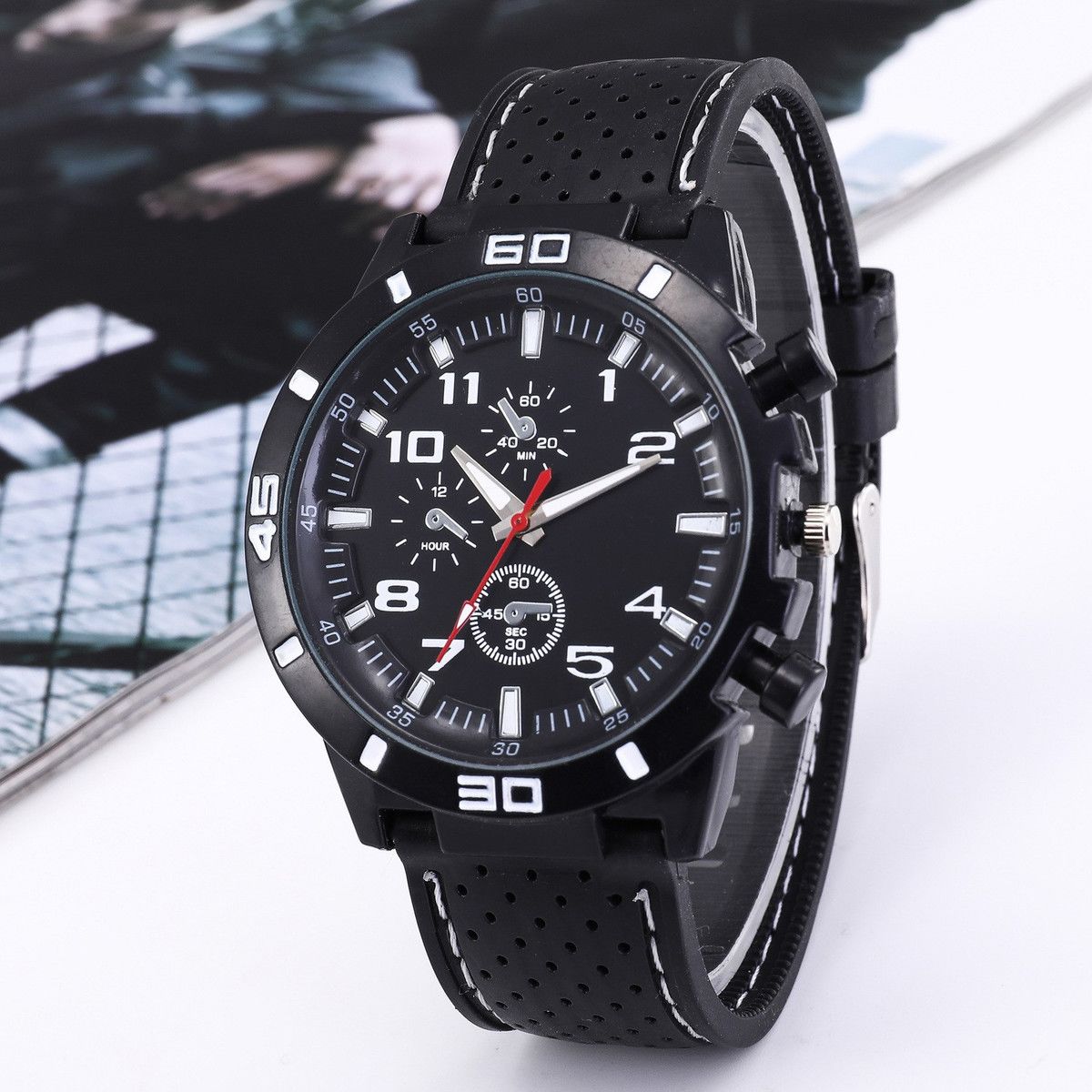 Men's Analog Quartz Watch With Stitched Design Fashionable Style_voghion.com