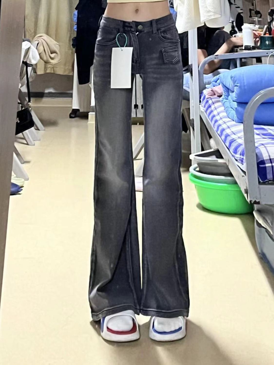 高街黑灰色設計小口袋微叭牛仔褲女秋冬新款低腰修身顯瘦直筒長褲