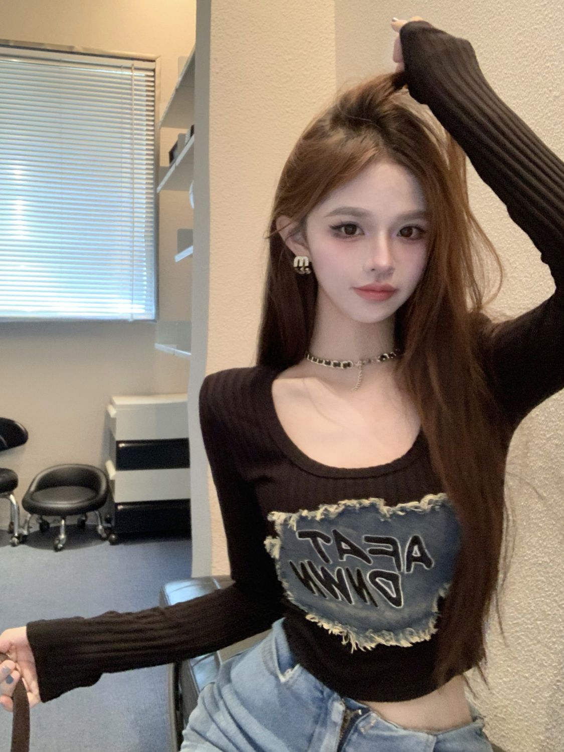字母牛仔貼布長袖T恤女秋季美式辣妹修身短款設計感小眾黑色上衣
