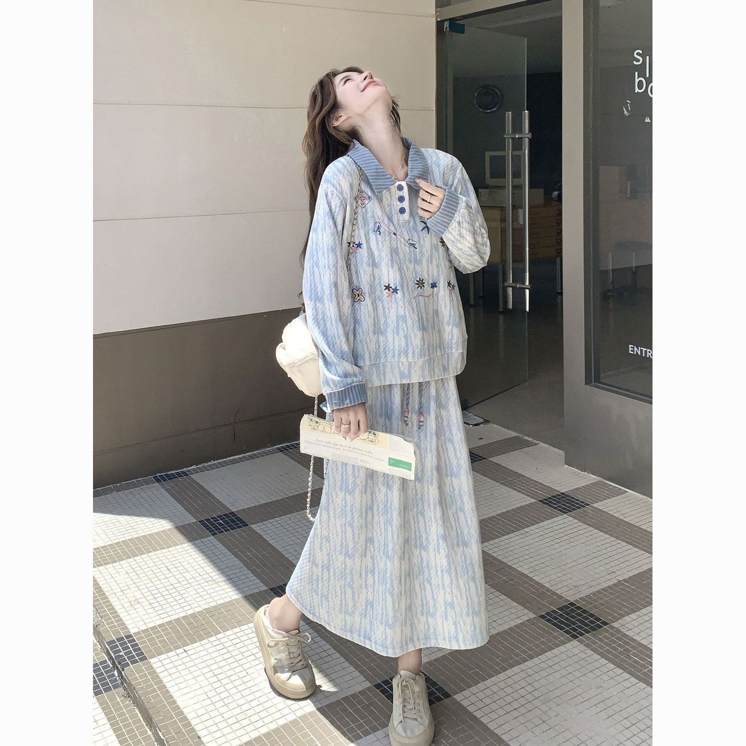 浅蓝色涂鸦刺绣扎染上衣半身裙套装两件套女早春秋少女感减龄穿搭