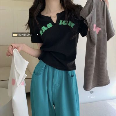 清仓捡漏折扣小众V领字母印花短袖T恤女夏短款显瘦设计感打底上