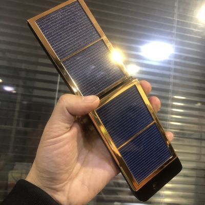 赫赫有名太阳能发电手机,双太阳能面板十几年以前的高端商务手机