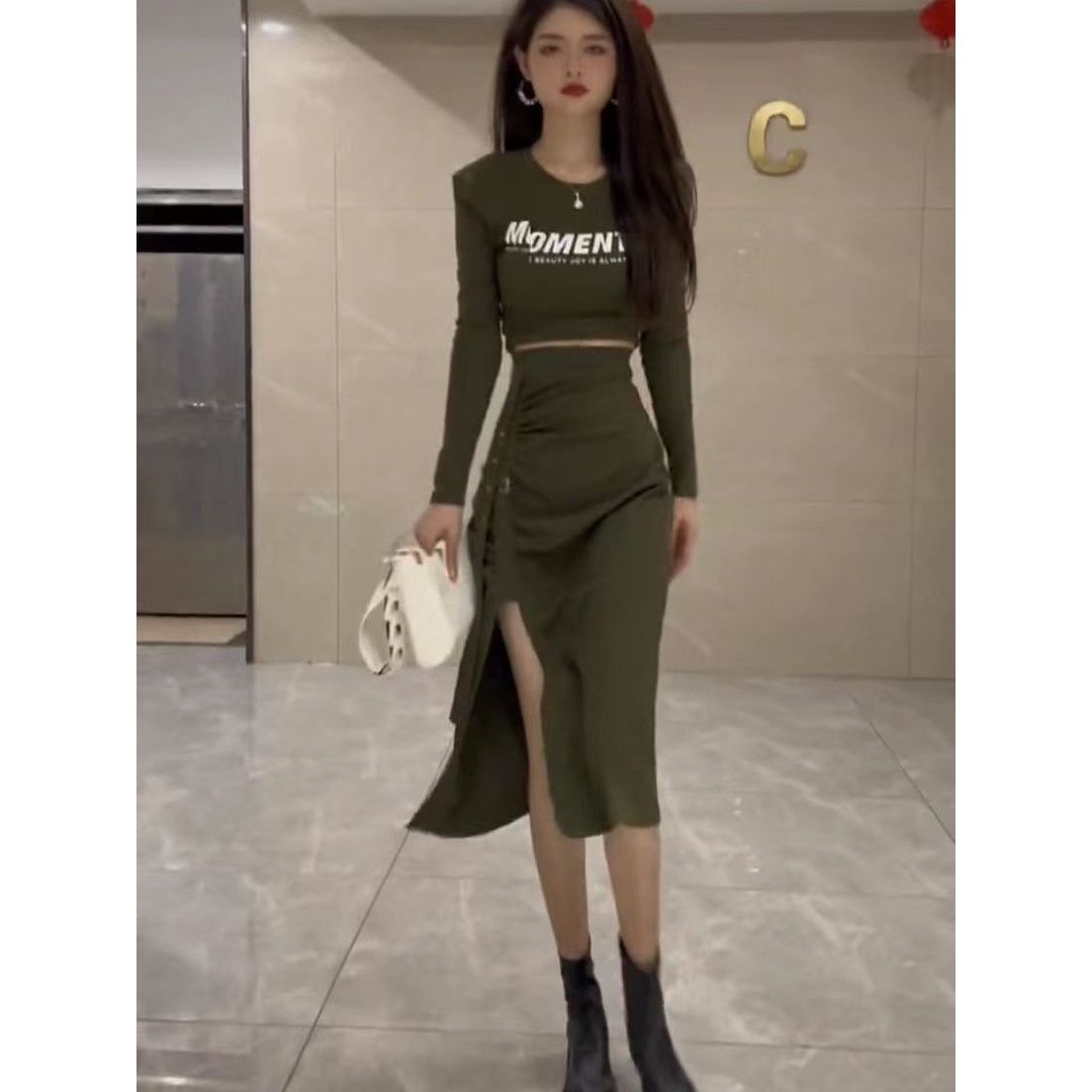 Sweet cool hot girl fried street slit skirt suit female early autumn 2022 new slim short top two-piece set【shipped within 5 days】