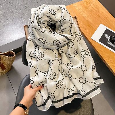 韩系小香风米色四叶印棉麻围巾女秋冬季百搭保暖长款纱巾防晒披肩