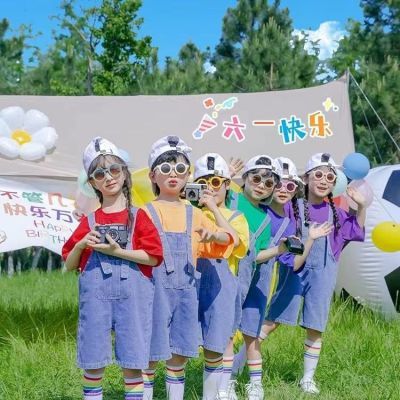 六一儿童演出服幼儿园合唱服跳跳糖啦啦队糖果色牛仔背带裤表演服