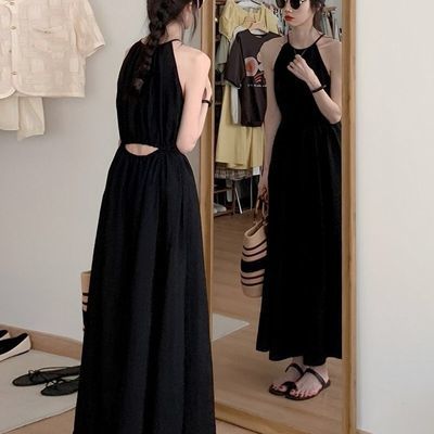 法式温柔风黑色挂脖连衣裙女夏季新款设计感小众气质收腰裙子