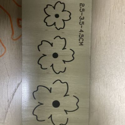 三个花朵木质切割刀模