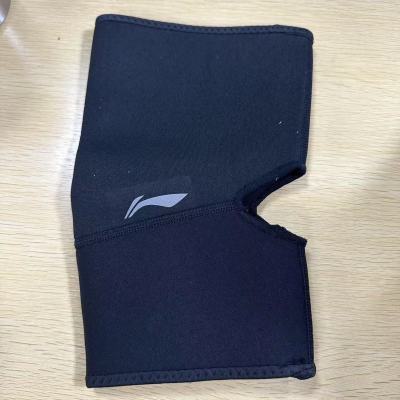 ���ڲ���������������Ůͬ����˶�����ѵ����ɫ͸��ʱ�л�ϥ��AHJR004 14.2Ԫ