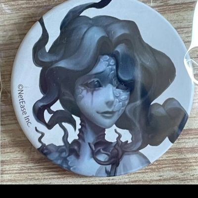 新款自制高颜值第五人格渔女迷迭香58MM白底亮膜吧唧徽章胸针挂件
