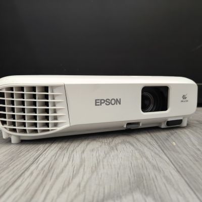 爱普生E01投影仪高清3700流明家用办公培训会议家投影机白天直投