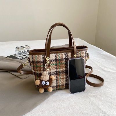 2025大容量格子腋下包新款潮小众百搭时尚单肩斜挎水桶包秋冬斜挎