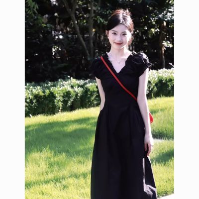 法式赫本风v领黑色连衣裙女夏2026新款度假风收腰显瘦沙滩裙长裙