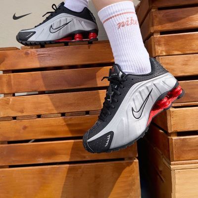 ڲNIKEͿŮSHOX R4ٴ˶ʱеͰЬAR3565-011689Ԫ