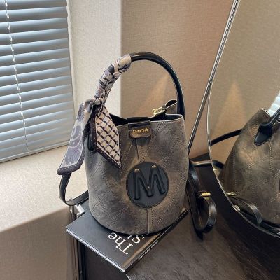 高级流行水桶包包2025新款单肩斜挎包时尚复古手提女包