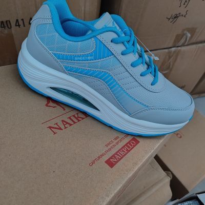 鞋子皮面春秋季轻便女鞋运动鞋休闲摇摇厚底软底妈妈跑步旅游鞋