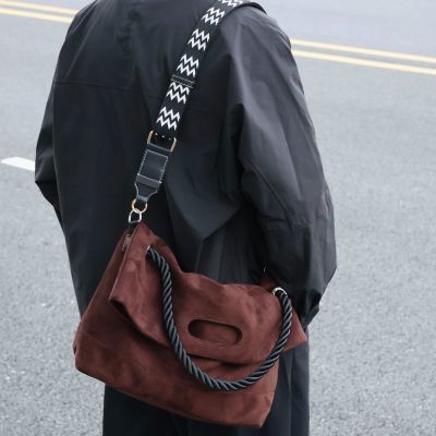 左千户包2026新款斜挎包男大包简约通勤包高级感毛绒轻便手提包包优惠商品图片
