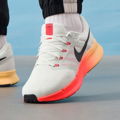 ���ڲ�����NIKE�Ϳ���ЬRUN SWIFT 3���������˶�Ь�ܲ�ЬDR2695-017 352Ԫ