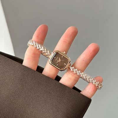 ���ڲ���������ʱ�ֱ�Ů�¿�С������ʯӢ����Լ���Űٴ�߼����������ֱ�Ů 358Ԫ