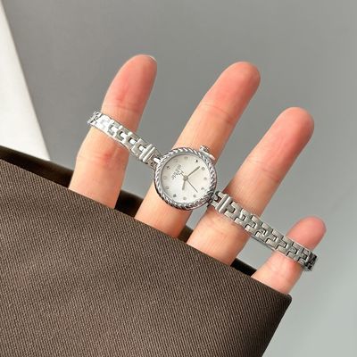 ���ڲ���������ʱ����С���ֱ�Ů2026�¿�Բ������ʽŮ�����߼���������ѧ�� 375Ԫ