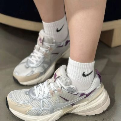 ���ڲ�������NIKE���Ϳ�ŮЬV2K RUN ��ѧ���ϵ�Ь ������ �����ܲ�ЬHF4305-072 280Ԫ