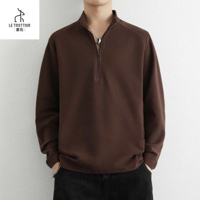 ���ڲ�����LE TROTTOIR 2026����ʱ�а����������������ᱡ��T������ 74.3Ԫ