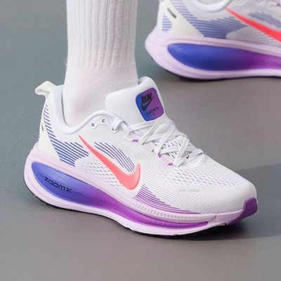 ���ڲ�����[NIKE]�Ϳ�ŮЬVOMERO 18�˶�ѵ���ܲ�ЬHM6804-112 584Ԫ