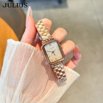 ���ڲ���������ʱ�ֱ������Ǹִ�����Ů�����Ÿ���ֵ���߶�ʯӢ����Ů���� 270Ԫ