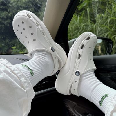 ���ڲ�����Crocs/����� �����Ʋ� Ů�ٴ�׶���Ьɳ̲�˶�����Ь208186-100 252Ԫ
