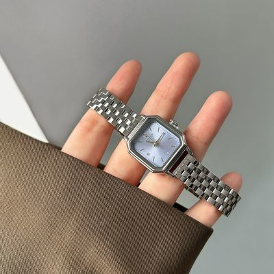 ���ڲ���������ʱ�ֱ�Ů�¿�߼�������С����ŮʿʯӢ�ֱ���Լ���ʷ�ˮ��� 220Ԫ