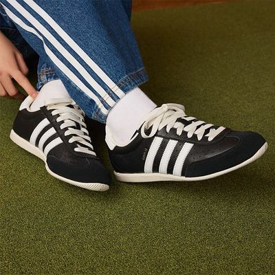 ���ڲ�������ƷAdidas���ϴ�˹��Ҷ����ŮCHANGLE�˶����и��ű���ЬKJ3960 450Ԫ