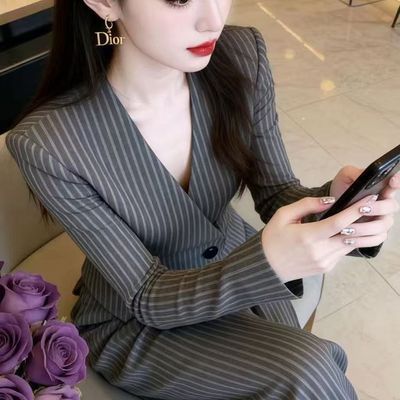 老钱风轻熟御姐搭配一整套高级感通勤灰色条纹v领西装阔腿裤套装