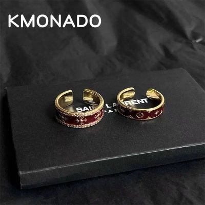 ���ڲ�����KMONADO�����ϻ��ƺ�ɫ���ſ��ڽ�ָС����Ʒ�������ָ��2026�� 22.8Ԫ