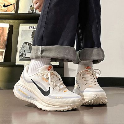 ���ڲ�����Nike�Ϳ�ŮЬ����VOMERO 18 GTX����ˮ����ص��ܲ�Ь HQ7002-100 630Ԫ